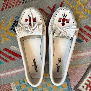 Minnetonka White Leather Beaded Moccasin Flats size 8